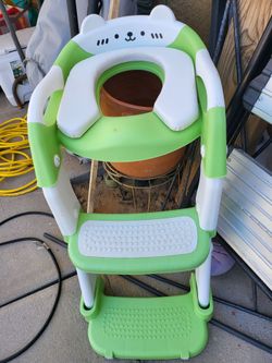 Escalera con aro para el baño para chiquitos apenas entrenando