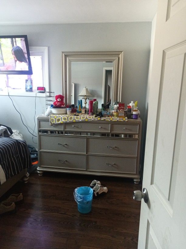 Queen Size Bedroom Dresser Mirror One Night Stand