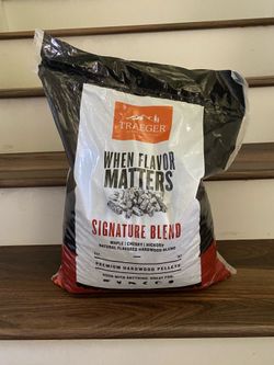 (NEW) Traeger Grills Signature Blend 100% All-Natural Wood Pellets for Smokers and Pellet Grills, BBQ, Bake, Roast (18 lb) (PERFECT GIFT FOR FATHER’S 