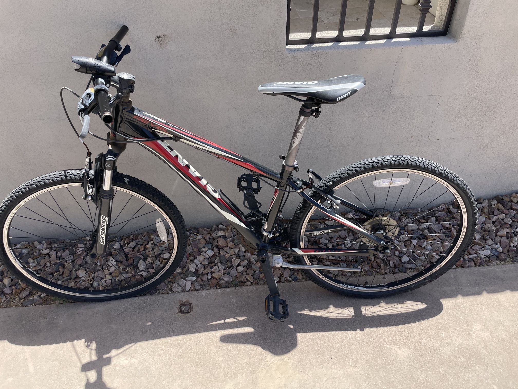 Giant ALUXX 6000 Series Mountain & Road Bike - Needs Work