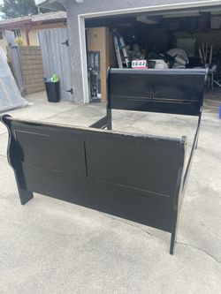Gorgeous Black Full Size Sleigh Bed 