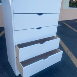 Dresser No Knobs 