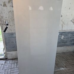 😃IM MOVING MUST SELL🥰 Its 20 CU FT  GIGANTIC  6 Ft.TALL  UPRIGHT WHITE  FRIGIDAIRE FREEZER😍.I WILL DELIVER FOR FEE.🤣ITS AROUND ONE YEAR OLD APPROX