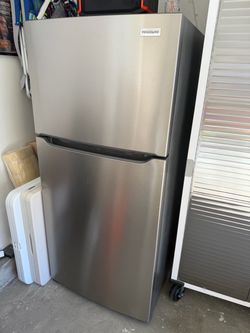 GARAGE Frigidaire 20Cu Ft Top-Freezer Refrigerator