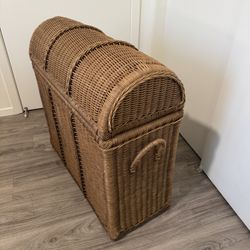 Brown Wicker Storage Trunk w/dividers