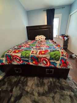 Queen sized bed & Mattress in cover