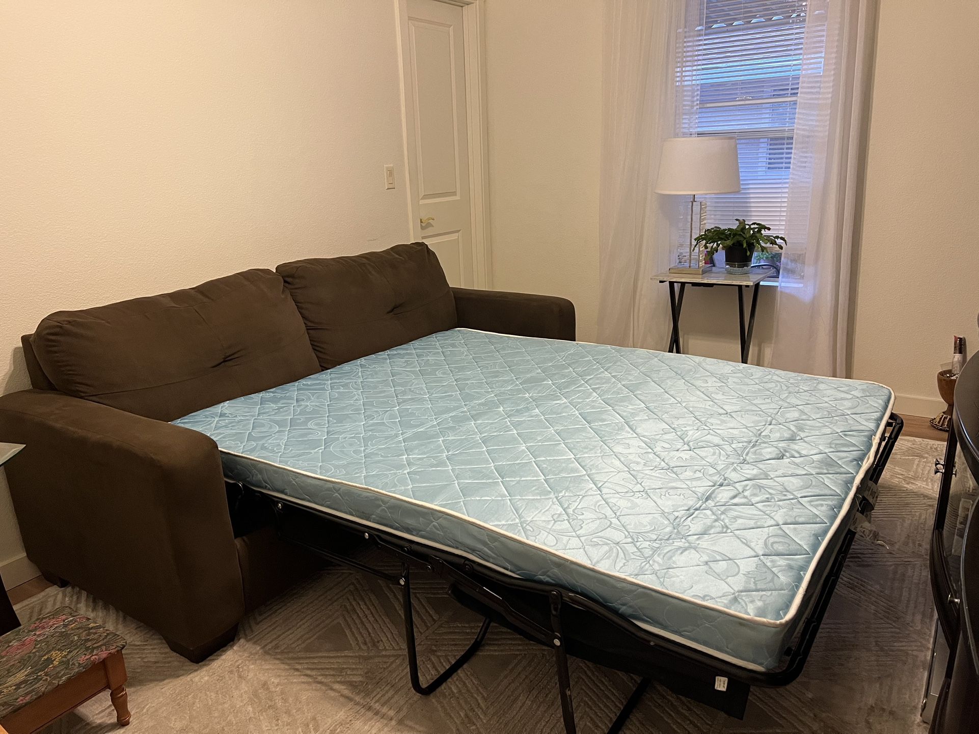 Pull Out Couch, Queen, Mint Condition 