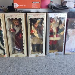 Animated Christmas decorations dolls