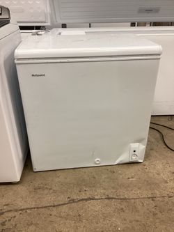 Hotpoint 32 in 6.9 cu.ft. Chest Freezer Convertible to Refrigerator with Manual Defrost New Scratch and Dent