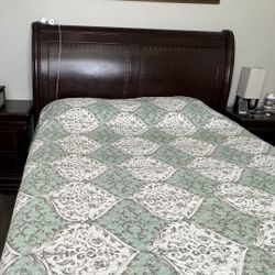 Queen Bed 5 Pc Set Armoire And 2 Night Stand