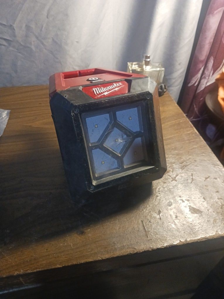 Milwaukee M12 Flood Light