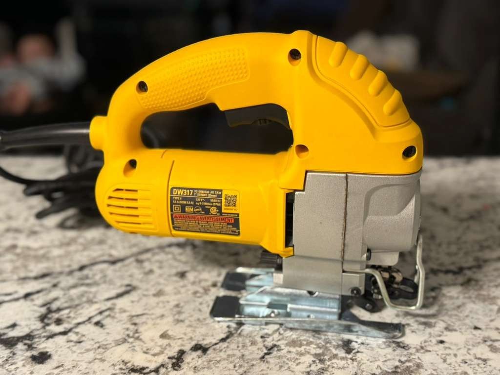 Dewalt 5.5 amp corded speed jig saw great condition with bag 
