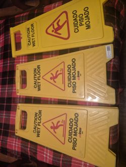 Wet Floor Signs/ Señales De Piso Mojado 