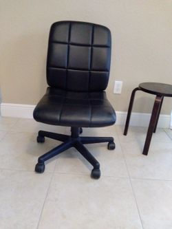 Small Black Vinil Desk Chair As Is.