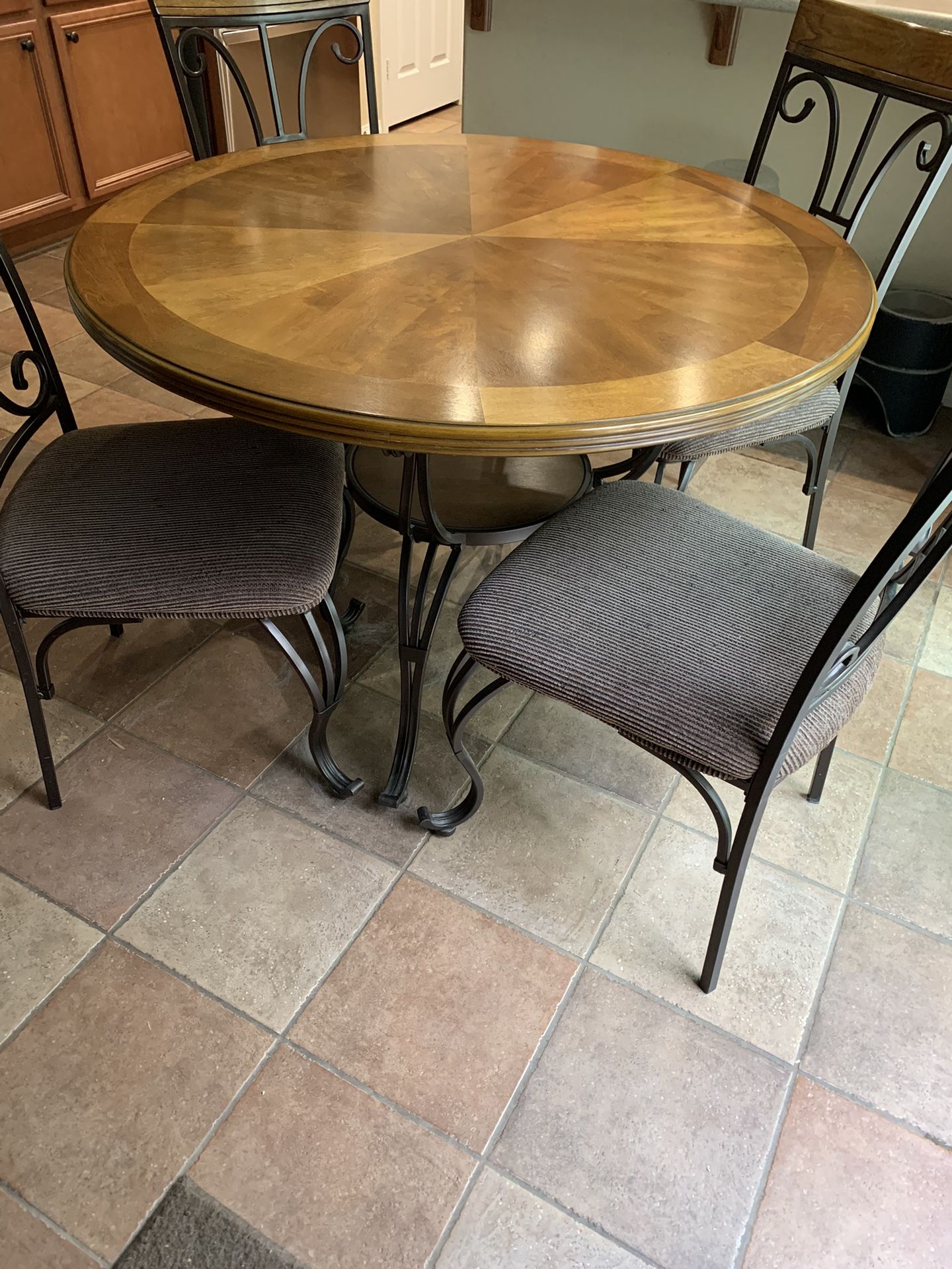 Kitchen Table And 4 Chairs