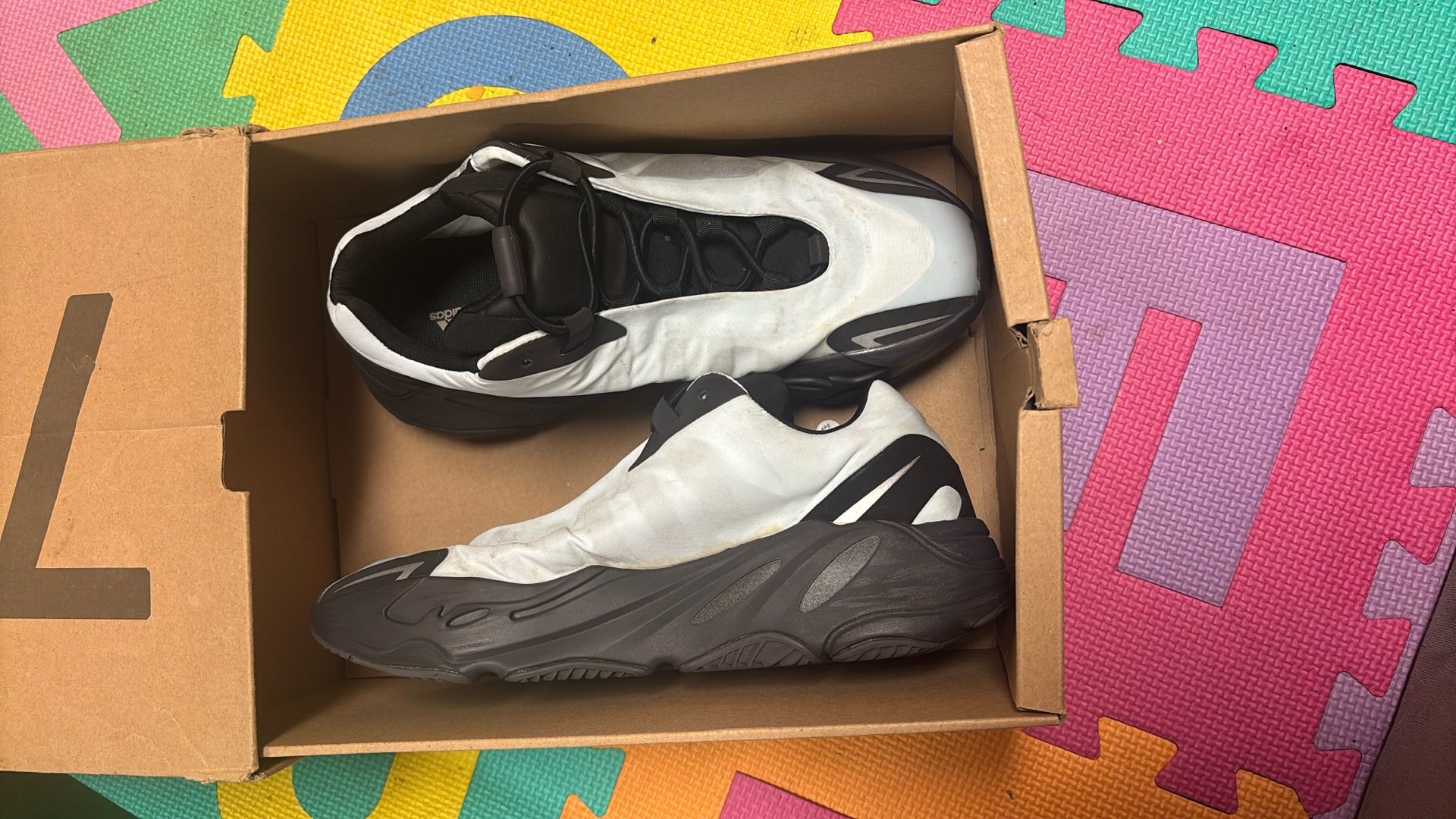 Yeezy 700 Boost Size 8.5