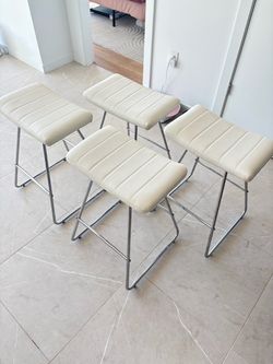 Set of 4 Cream Faux Leather Counter Stools with Chrome Base