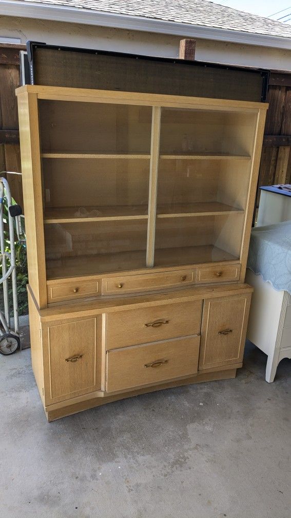 ✨ Mid-Century China Cabinet – Stylish & Functional! ✨