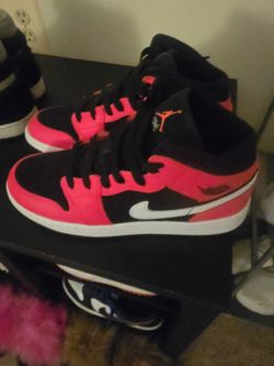 Air Jordan 1 Mid Black Pink Sneakers