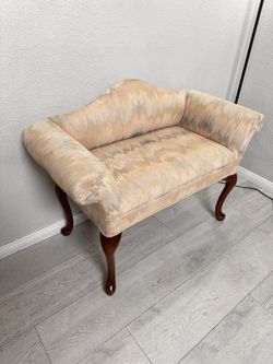 Vintage Upholstered Bench with Queen Anne Legs – Elegant Accent Seating”