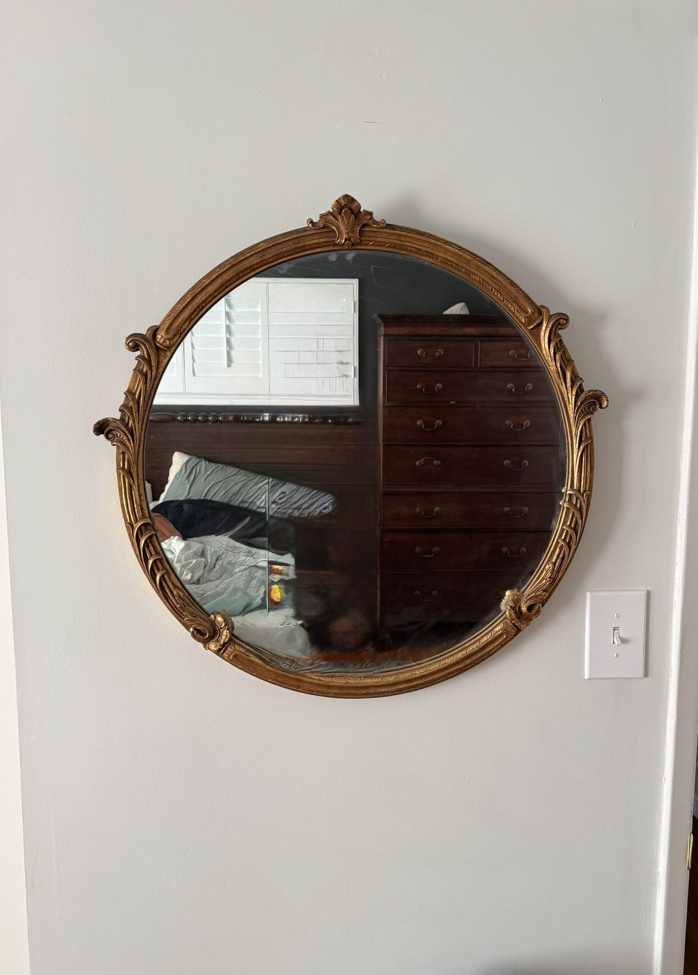 Vintage Ornate Round Wall Mirror – Antique Gold Frame