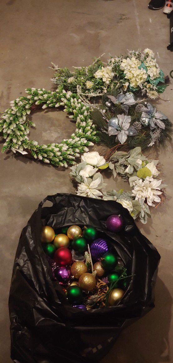 Christmas Wreaths , Ornaments