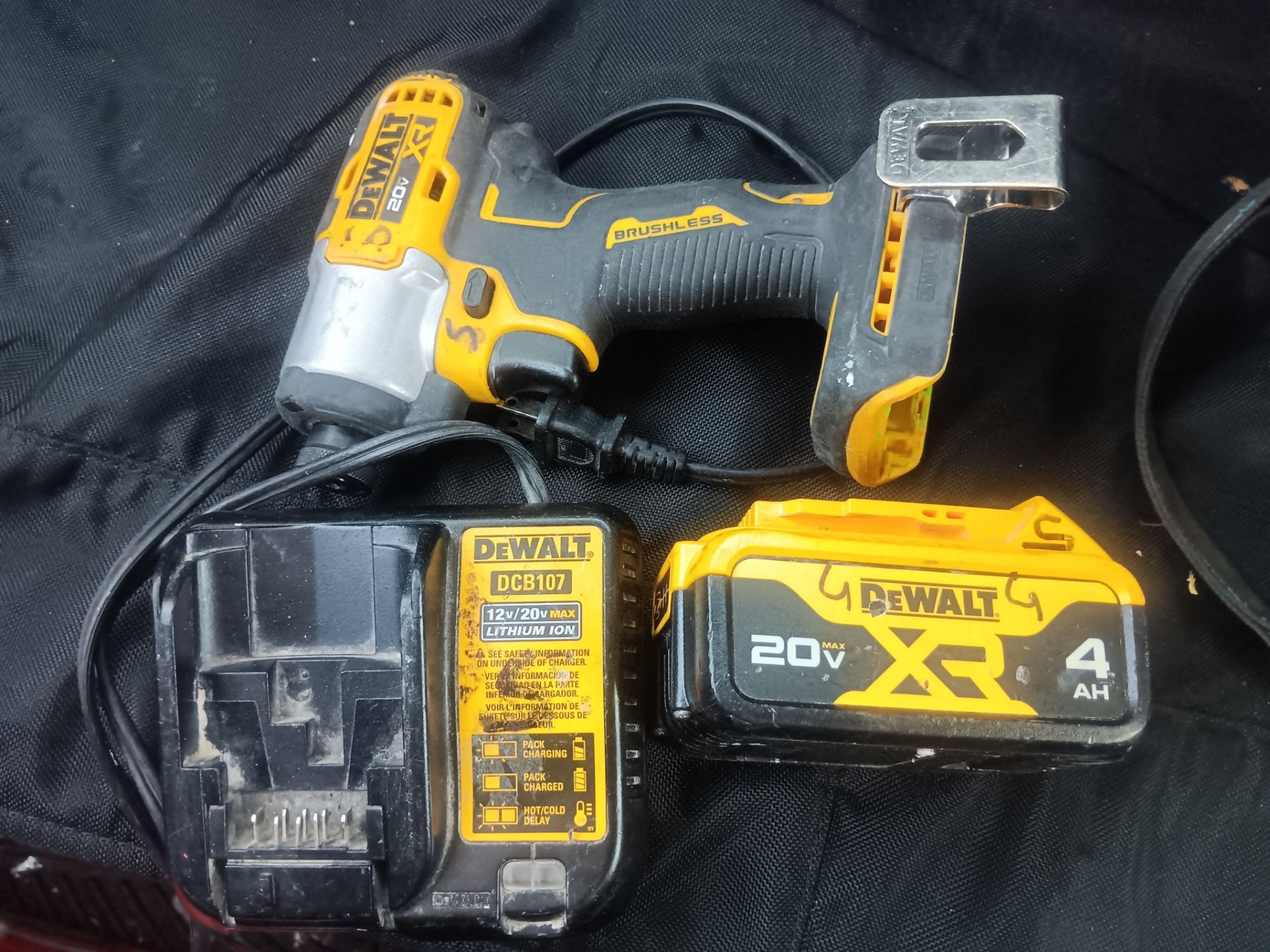 Dewalt impact drill with charger and battery in good condition
