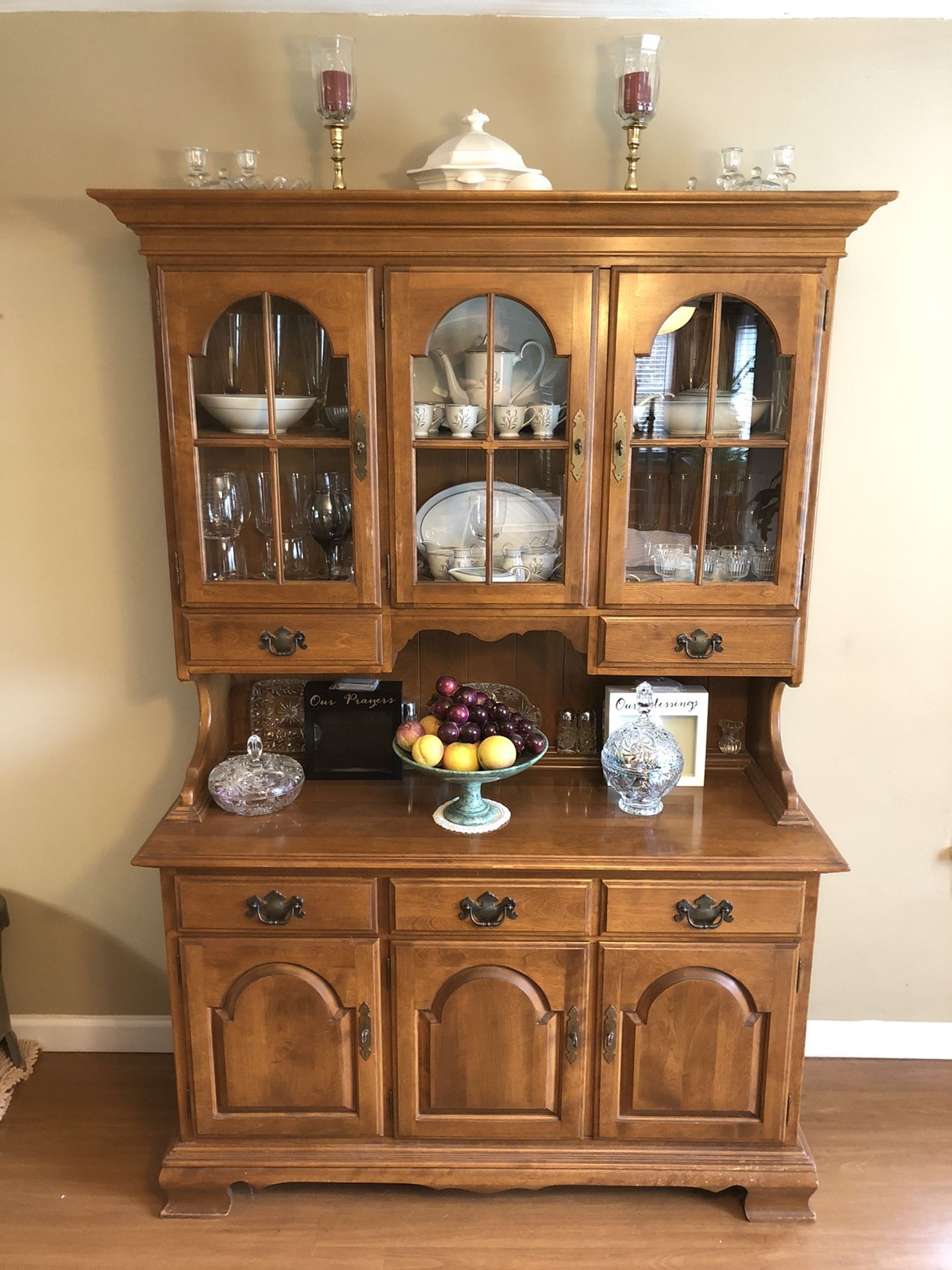 Ethan Allen buffet and hutch vintage in great condition
