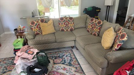PAULA  DEAN COLLECTION SECTIONAL WITH 6 backing pillows & 5 sitting pillows