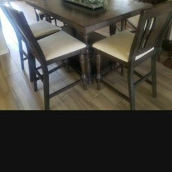 Beautiful High Table And 4 Bar Stools Great Condition 