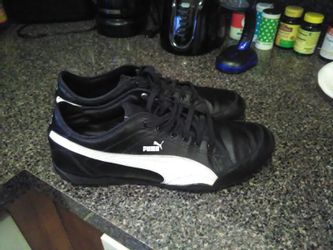 Leather pumas very good condition size 10/1/2