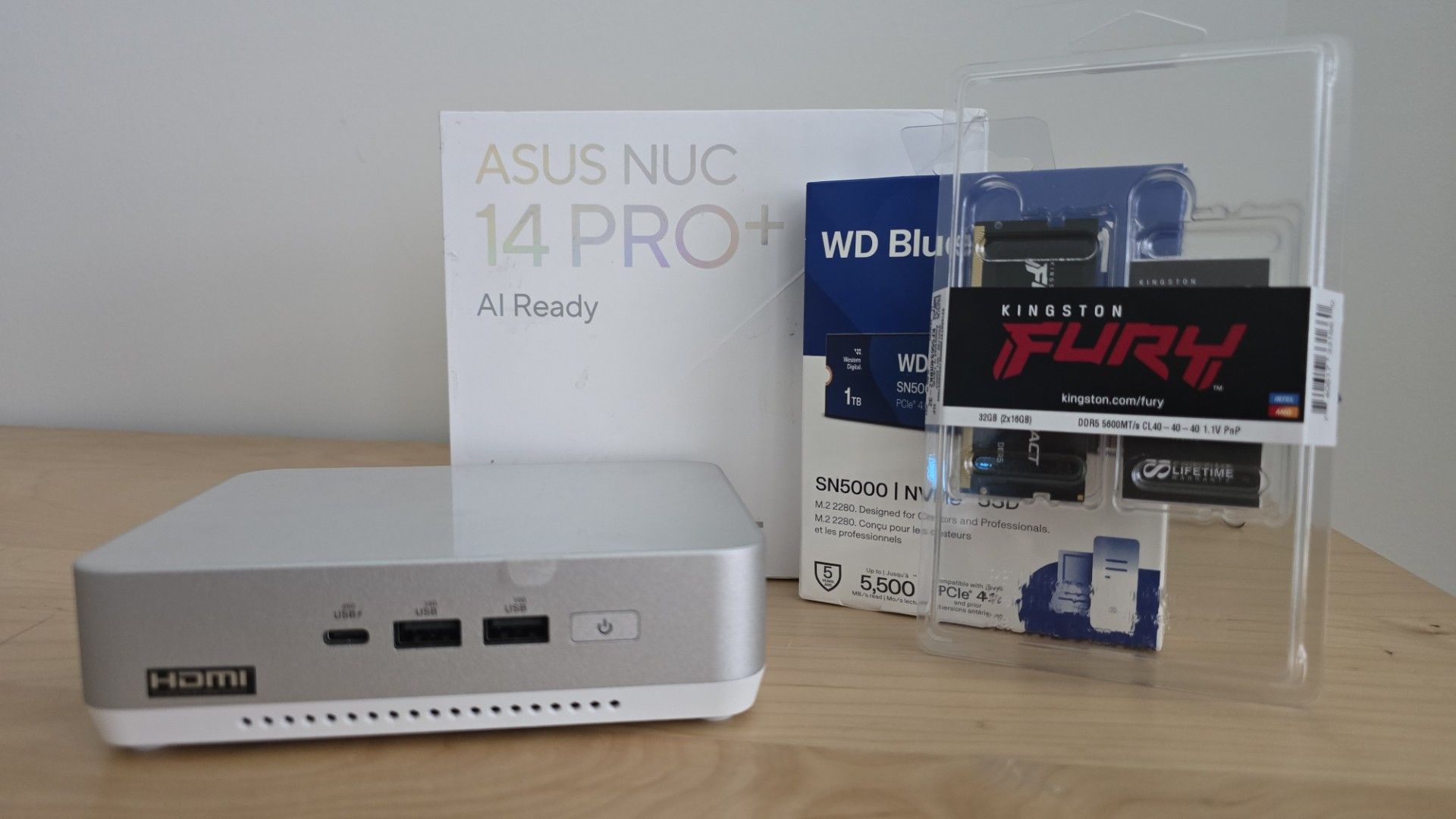 Asus NUC 14 Pro Plus + Monitor.
