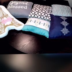 6 decorative cushions good condition No bad odor No pets in the house  No bed bugs  used in good condition