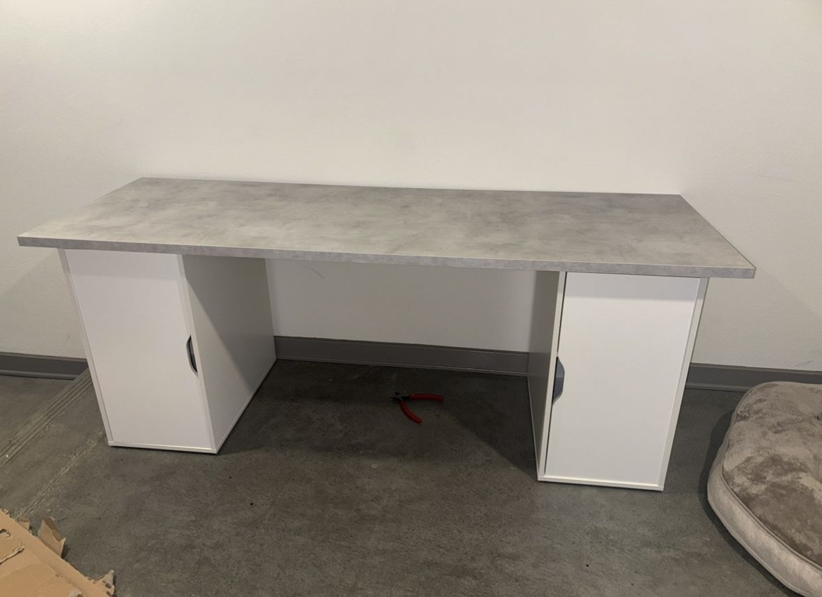 Computer table 