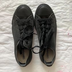 Black Converse Women’s Size: 8/ Men’s Size: 6