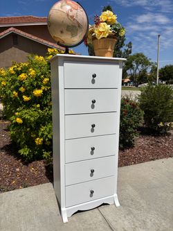 White 6 Drawer Modern Dresser Chest of Drawers Furniture Great Condition