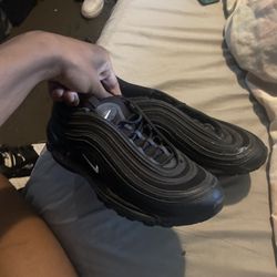 Black Airmaxs