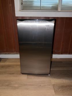Mini fridge (Frigidaire)