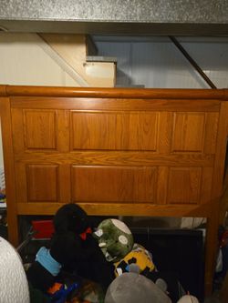 Wood oueen headboard and dresser