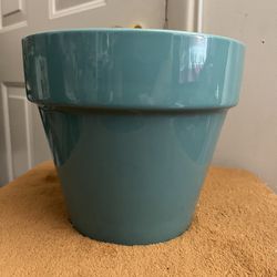 Ceramic pot (7”T X 7”W)