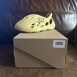 Yeezy Foam Runner Sulfur 