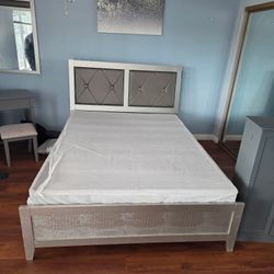 ASHLEY DESIGH SIGNATURE QUEEN SIZE HEAD BOARD AND FRAME SET