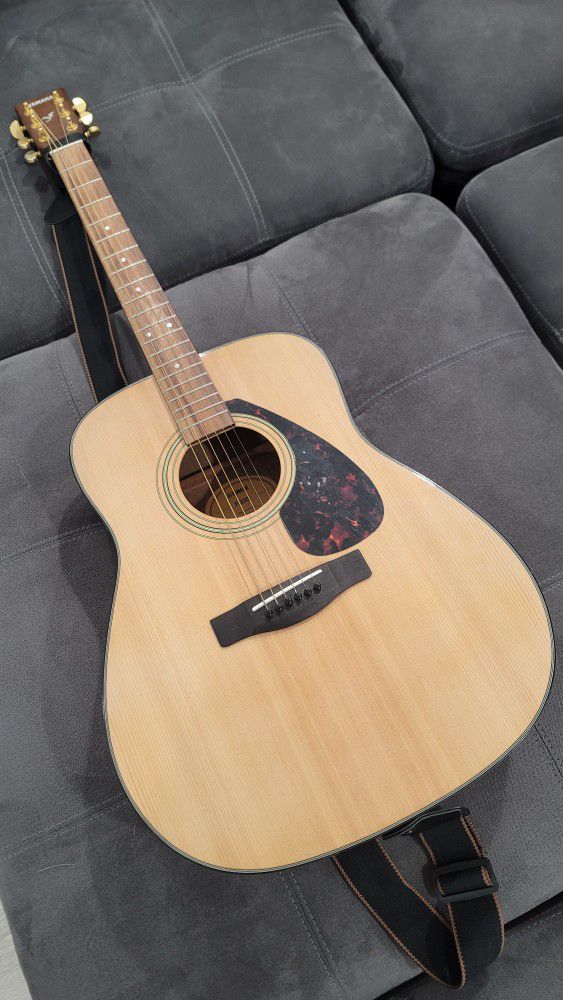 Yamaha Acoustic Guitar F335 Like New Condition