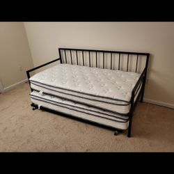 Twin Size Daybed w/ Trundle 