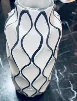 Vase black and white