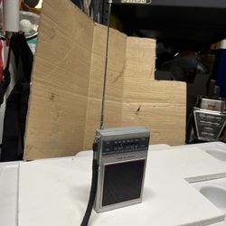 REALISTIC RADIO SHACK RADIO 12-719