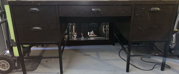 Nice desk, little wear