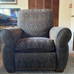 Beautiful Lazy Boy recliner Chair With 4 Matching Throw Pillows
