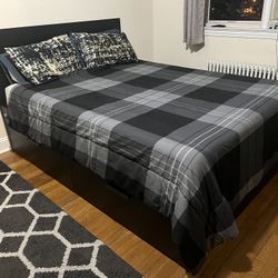 Bed frame Queen - Great Condition 