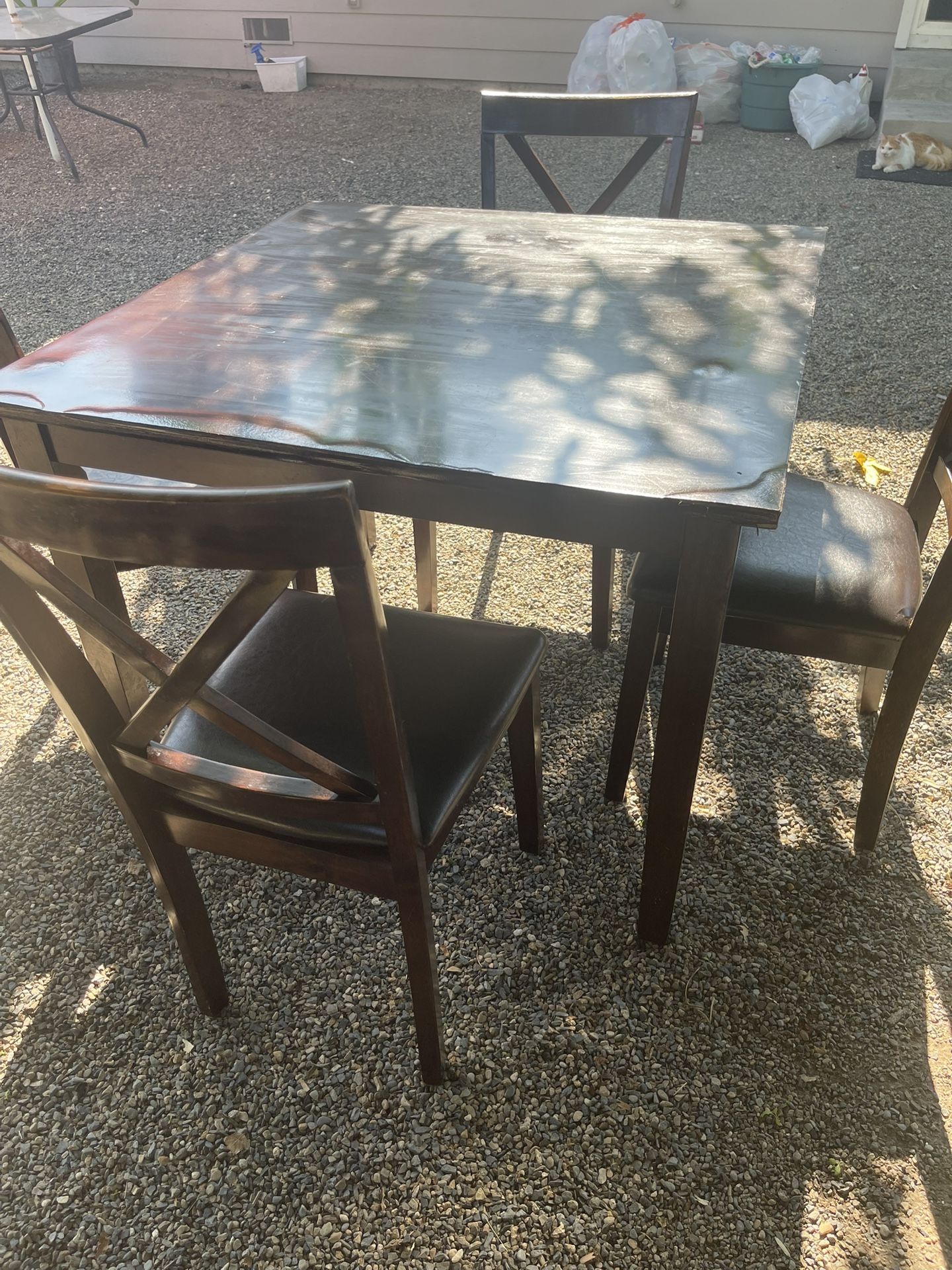 Table With 4 Chairs 